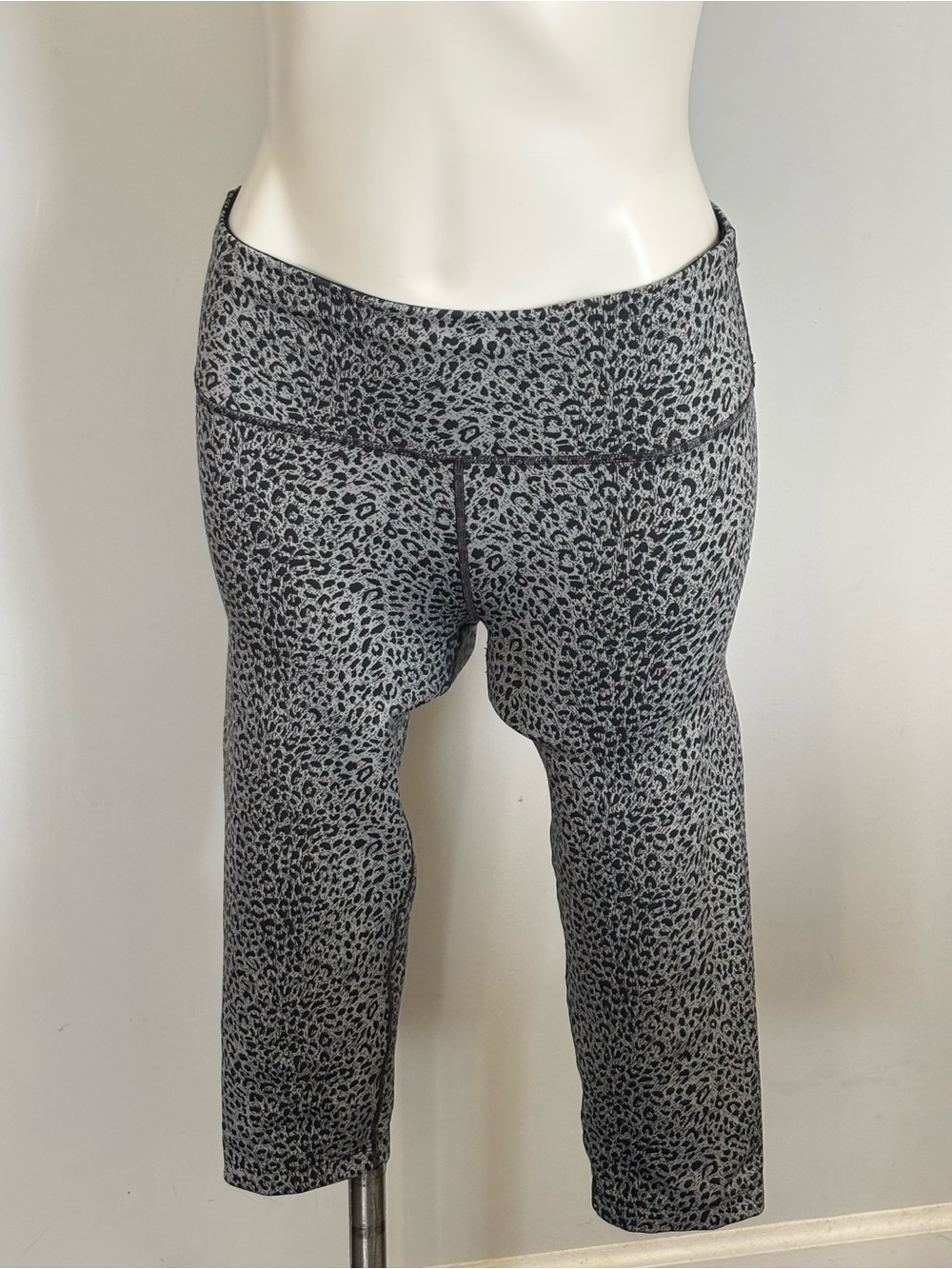 Sweaty Betty Flatter Me Black and Grey Leopard Print Capri Workout Leggings